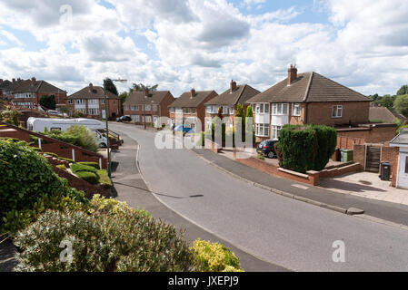 Ende der fünfziger Jahre ninteen Häuser auf einer Straße in Solihull, einem Vorort von Birmingham, die zweitgrößte Stadt in Großbritannien. Stockfoto