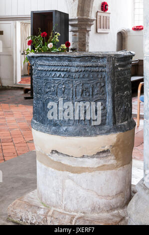 Seltene 12. Jahrhundert führen Font der Kirche des Hl. Augustinus in Brookland auf Romney Marsh zeigt die Tierkreiszeichen & Ländliche Arbeit mit Zeit des Jahres verbunden Stockfoto