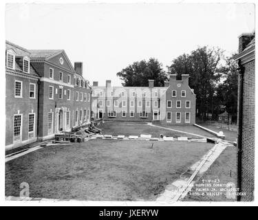 Alumni Memorial Residenzen AMR Blickrichtung Nordost, Groundskeeping Bedürfnisse wie die dekorativen Elemente, die zum Haupteingang, 1923 abgeschlossen werden. Stockfoto