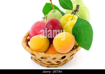 Ganz reife Früchte in einem wicker Holzplatte auf weißem Hintergrund Stockfoto