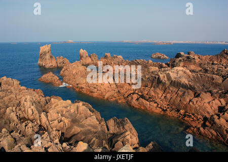 Blick auf die felsige Küste und die Bucht von Fort Hommet Nature Reserve. Castel. Guernsey. Stockfoto