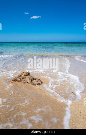 Türkis watter am sandigen Strand von Falassarna, einem der schönsten Strände in Griechenland Stockfoto