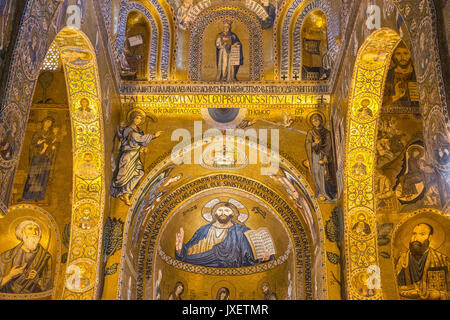 Die Mosaiken aus dem 12. Jahrhundert schmücken das Innere der Palantine Kapelle im Palazzo dei Normanni, Zentrum von Palermo. Sizilien. Stockfoto