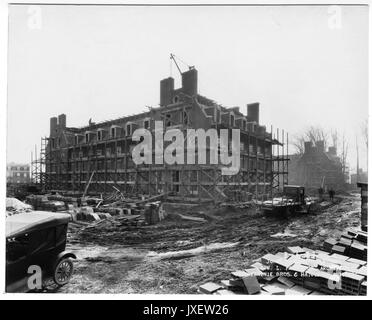 Alumni Memorial Wohnsitze Südost, Oldtimer Lkw- und Pkw vor Ort, Stapel von Baumaterial, 1923. Stockfoto