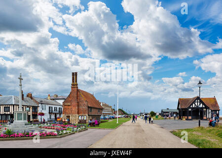 Die Strandpromenade mit dem Moot Hall auf der linken Seite, Aldeburgh, Suffolk, England, Großbritannien Stockfoto