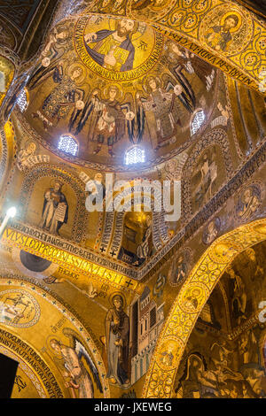 Die Mosaiken aus dem 12. Jahrhundert schmücken das Innere der Palantine Kapelle im Palazzo dei Normanni, Zentrum von Palermo. Sizilien. Stockfoto