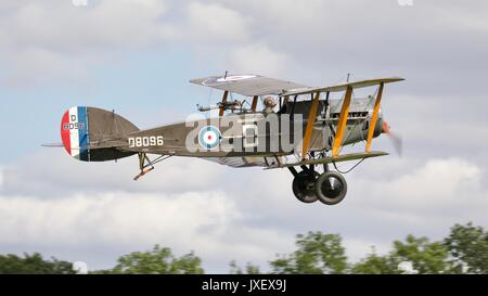 Weltkrieg 1 Bristol F.2B Fighter fliegen an Old Warden Flugplatz Stockfoto