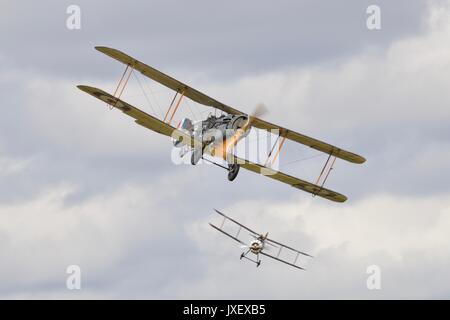 Bristol F 2 B und a Sopwith Snipe fliegen zusammen im Old Warden Flugplatz Stockfoto