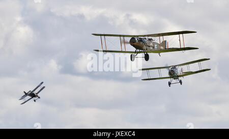 Bristol F 2 B, Sopwith Snipe und SE5a Flying zusammen bei Shuttleworth Stockfoto