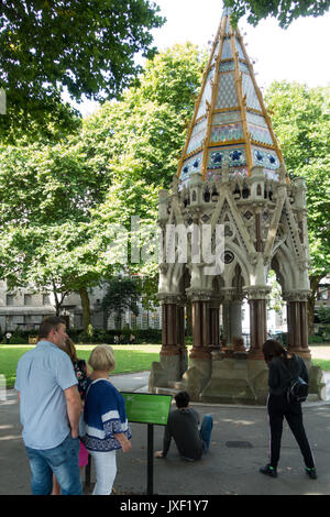 Touristen am Buxton Memorial Fountain, 1 Millbank, London SW1P 3JU, UK Stockfoto