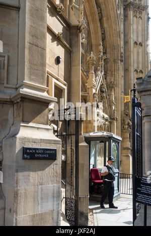 Bewaffnete Polizei außerhalb der Häuser von Parlament, London, England Stockfoto