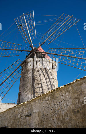 Windmühle am Museum von Salz, in der Nähe von Nubien, südlich von Trapani, an der Westküste von Sizilien, Italien. Stockfoto