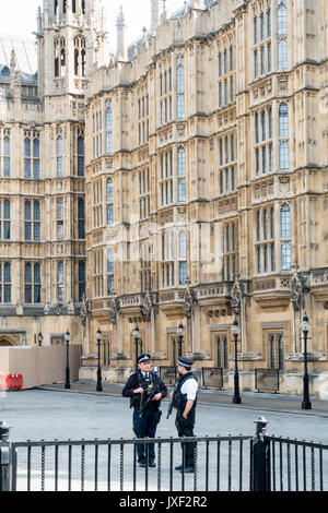 Bewaffnete Polizei außerhalb der Häuser von Parlament, London, England Stockfoto