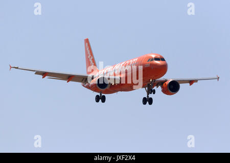 EasyJet Airline Airbus A 320-214 [REG: G-EZUI] in eine Orange auf Final Approach für die Piste 31. Stockfoto