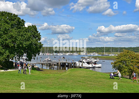 Pier und Marina auf Beaulieu River, Buckler ist hart, Hampshire, England Stockfoto