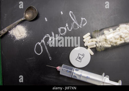 Opioide mit Kreide auf Tafel mit zerquetschten Pulver, Löffel, syring und Verschreibung Durchstechflasche. Stockfoto