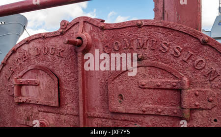 Nahaufnahme der maritimen Industrie Relikt graving Dock tor Mechanismus, Prinz von Wales dock, Leith Harbour, Edinburgh, Schottland, Großbritannien Stockfoto