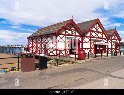 Dh Saltburn pier SALTBURN AM MEER CLEVELAND Victorian Pier Spielhalle piers Eingang Nord England Großbritannien am Meer Stockfoto
