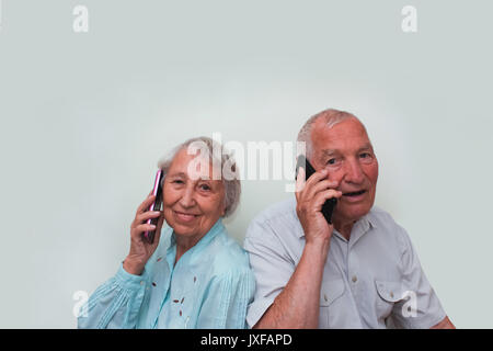 Senior Paar zu Hause mit Smartphones Stockfoto