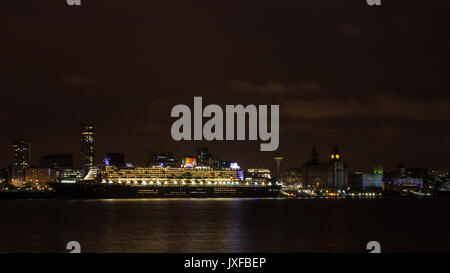 Cunard Cruise Liner Queen Mary 2 angedockt in Liverpool und in der Abend im Rahmen der Feierlichkeiten des 175-jährigen Jubiläums Cunard zu markieren. Stockfoto