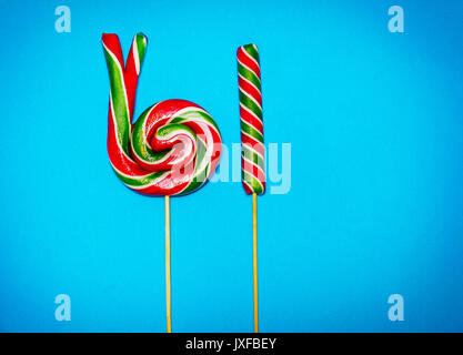 Bunte Bonbons über Blau Stockfoto