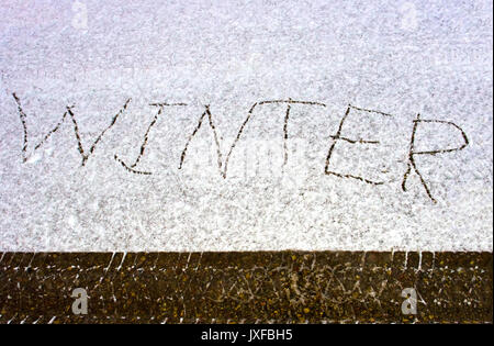 Auto Track im frischen Schnee Stockfoto