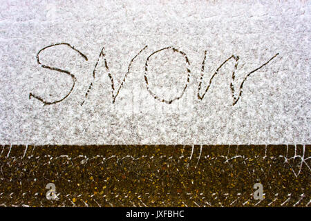 Auto Track im frischen Schnee Stockfoto