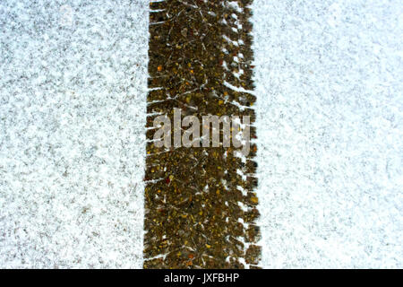 Auto Track im frischen Schnee Stockfoto