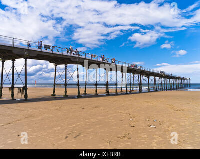 Dh Saltburn pier SALTBURN AM MEER CLEVELAND Victorian Pier Saltburn Menschen zu Fuß uk Stockfoto