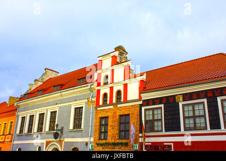 Die fasades der alten Häuser an der Straße der alten Stadt in Kaunas Stockfoto