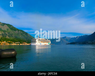 Kotor, Montenegro - Mai 07, 2014: Das Kreuzfahrtschiff Norwegian Jade von NCL im Hafen angedockt Stockfoto