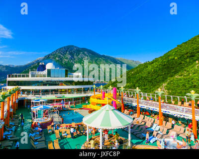 Kotor, Montenegro - Mai 07, 2014: Das obere Deck des Kreuzfahrtschiffes Stockfoto