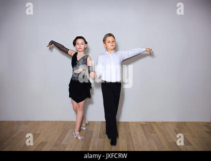 Die Jungen und Mädchen posiert im Tanzstudio Stockfoto