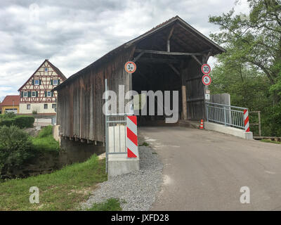 Holz- Überdachte Fußgängerbrücke in Deutschland Stockfoto