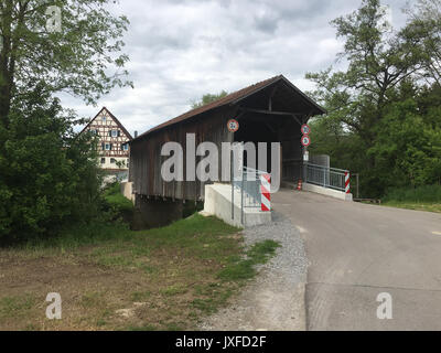 Holz- Überdachte Fußgängerbrücke in Deutschland Stockfoto