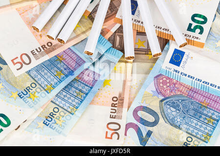 20 und 50 Euro-Banknoten Rechnungen bar mit Zigaretten. Konzept der Kosten für Tabak, Zigaretten. Vordere und obere Ansicht, close-up. Stockfoto