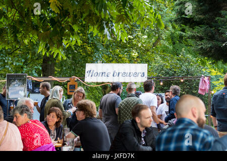 Überblick über HOP Beer Festival in Rotterdam. Stockfoto