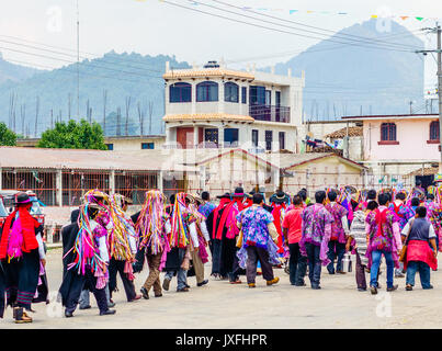 Blick auf traditionelle Maya Prozession in Zinacantan von San Cristobal de las Casas in Mexiko Stockfoto