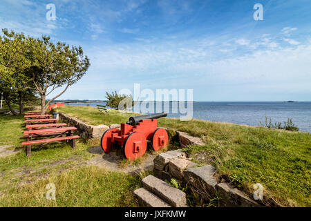 Kanonen auf Odderoya, Kristiansand, Norwegen stehen. Blick auf das Meer, blauer Himmel Stockfoto