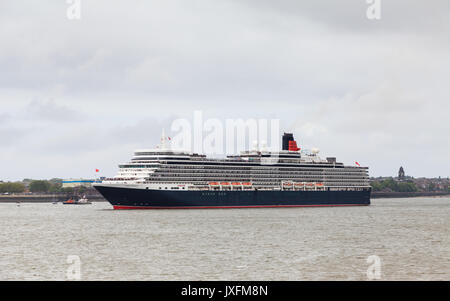 Cunard Cruise Liner Queen Elizabeth ist abgebildet auf den Fluss Mersey im Rahmen der Feierlichkeiten des 175-jährigen Jubiläums Cunard zu markieren. Stockfoto