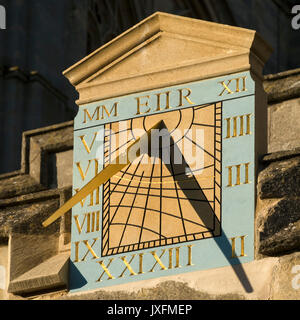 Sonnenschein-Sonnenuhr aus quadratischem Stein mit eingravierten und goldbemalten römischen Ziffern, die auf 2pm an der Wand der All Saints Church in Stamford, England, Großbritannien hinweisen Stockfoto