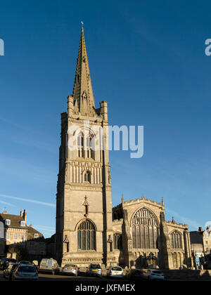 Allerheiligen Kirche gegen den klaren blauen Himmel, Stamford, Lincolnshire, England, Großbritannien Stockfoto