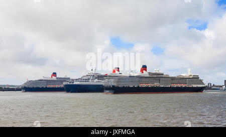 Die drei Königinnen, Elizabeth, Victoria und Maria dargestellt auf den Fluss Mersey in der Feier des 175-jährigen Jubiläums der Cunard. Stockfoto