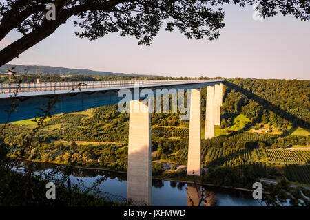Die Mosel Viadukt A61 Autobahn Brücke im Sommer in der Nähe von Koblenz, Rheinland-Pfalz, Deutschland. (Moseltalbrucke) Stockfoto