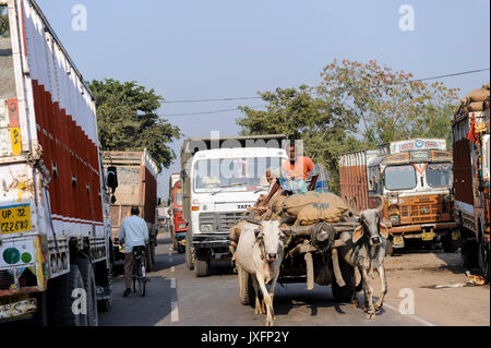 Indien, Uttar Pradesh, Banda, schweren Verkehr mit Tata LKW und Ochsenkarren Stockfoto