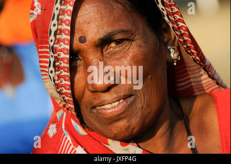 Indien Uttar Pradesh, Dalit Frauen im Dorf im Bundelkhand, Frau Ladku/Indien Uttar Pradesh, dem Frauenbach unterer Kasten und Kastenlose Frauen, Dalits, in Doerfern im Bundelkhand, Porträt Frau Ladku Stockfoto