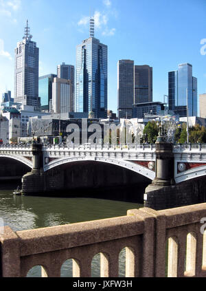 Ein Blick auf die Innenstadt von Melbourne und dem Yarra River von Southbank im Südosten von Australien. Stockfoto