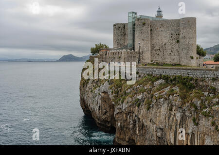 Das Schloss von Santa Ana ist eine Festung auf der felsigen Landzunge in Noja, Kantabrien, Spanien Stockfoto