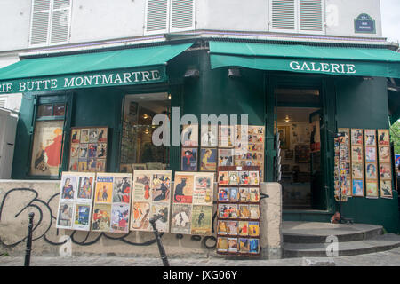 PARIS, Frankreich, 07. Juni, 2017:: Verschiedene Ansichtskarten aus Paris im Souvenirshop in Montmartre Viertel angezeigt Stockfoto