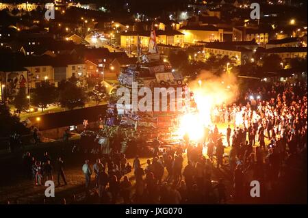 Ein Lagerfeuer in der Bogside Bereich von Londonderry, die traditionell am 15. August torched ist ein katholischer Feiertag feiern die Himmelfahrt der Jungfrau Maria in den Himmel zu markieren, aber in der heutigen Zeit hat das Feuer ein Streitpunkt werden und mit anti-soziales Verhalten verbunden sind. Stockfoto